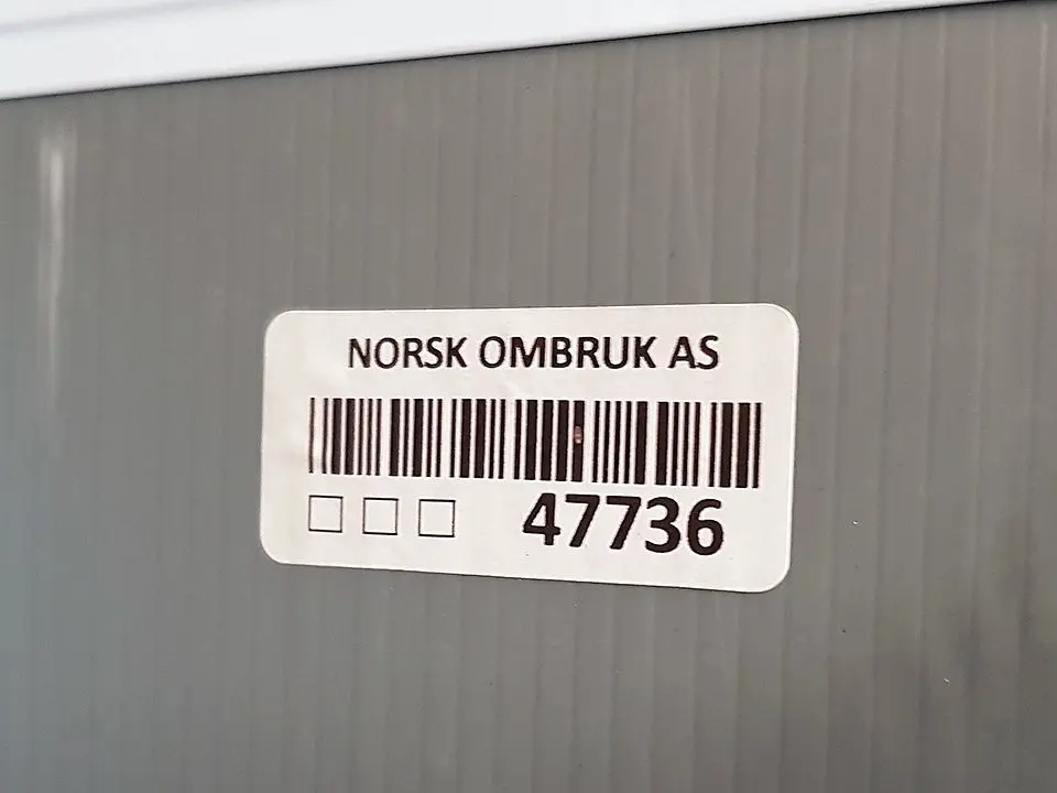 Norsk Ombruk utstyrer hvert produkt med en unik ID, slik at de har kontroll over produktet. Foto: Jan Røsholm. Norsk Ombruk utstyrer hvert produkt med en unik ID, slik at de har kontroll over produktet. Foto: Jan Røsholm.