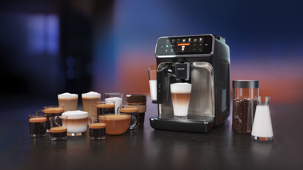 Philips’ helautomatiske kaffemaskiner i 54-serien kroner har 12 forhåndsinnstilte kaffedrikker, med mulighet til å gjøre personlige innstillinger på kaffestyrken, samt hvor mye kaffe og melk man ønsker. Man kan stille inn ønsket temperatur, og lagre inntil fire profiler. Pris: 8.800,- Foto: Philips. Philips’ helautomatiske kaffemaskiner i 54-serien kroner har 12 forhåndsinnstilte kaffedrikker, med mulighet til å gjøre personlige innstillinger på kaffestyrken, samt hvor mye kaffe og melk man ønsker. Man kan stille inn ønsket temperatur, og lagre inntil fire profiler. Pris: 8.800,- Foto: Philips.