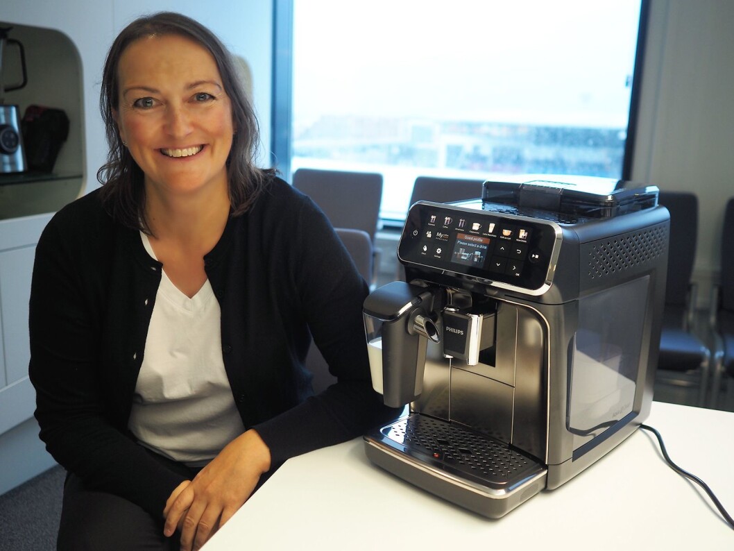 Nordisk markedssjef for kaffe, Jeanette Hammer, med Philips’ helautomatiske kaffemaskin i 54-serien. Foto: Stian Sønsteng. Nordisk markedssjef for kaffe, Jeanette Hammer, med Philips’ helautomatiske kaffemaskin i 54-serien. Foto: Stian Sønsteng.