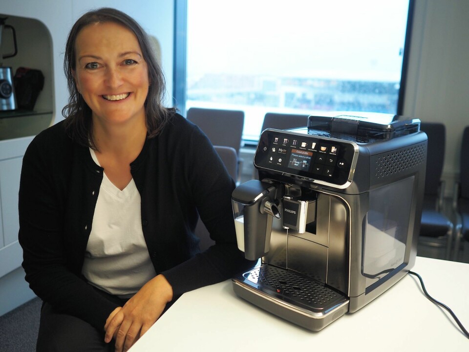 Nordisk markedssjef for kaffe, Jeanette Hammer, med Philips’ helautomatiske kaffemaskin i 54-serien. Foto: Stian Sønsteng.