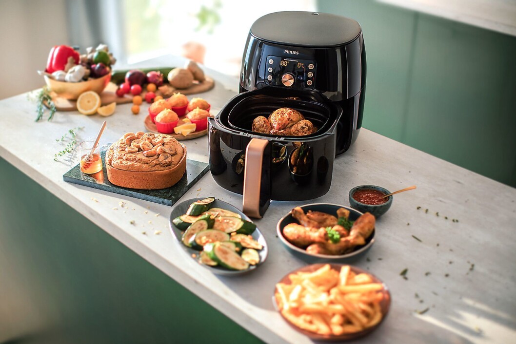 Airfryer XXL Smart Sense er den første som bruker sensorteknologi til automatisk å justere tid og temperatur. Pris: 3.600,- Foto: Philips. Airfryer XXL Smart Sense er den første som bruker sensorteknologi til automatisk å justere tid og temperatur. Pris: 3.600,- Foto: Philips.