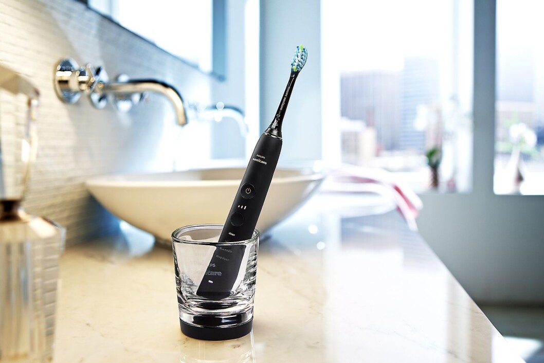 Den elektriske tannbørsten Philips Sonicare DiamondClean 9000 koster 2.200 kroner, inkludert tre børstehoder, glasslader og reiseetui med USB-lader. Foto: Philips. Den elektriske tannbørsten Philips Sonicare DiamondClean 9000 koster 2.200 kroner, inkludert tre børstehoder, glasslader og reiseetui med USB-lader. Foto: Philips.