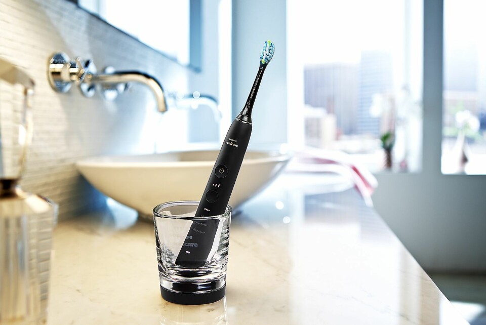 Den elektriske tannbørsten Philips Sonicare DiamondClean 9000 koster 2.200 kroner, inkludert tre børstehoder, glasslader og reiseetui med USB-lader. Foto: Philips.