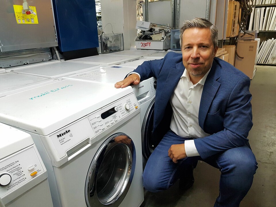 Thor Christian Wiik Svendsen i Serva AS med noen av vaskemaskinene som skal ombrukes. Foto: Jan Røsholm
