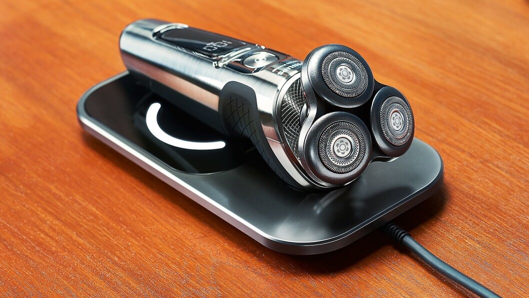 Philips Shaver Prestige 9000 kan lades trådløst med en Qi ladeplate. Foto: Philips. Philips Shaver Prestige 9000 kan lades trådløst med en Qi ladeplate. Foto: Philips.