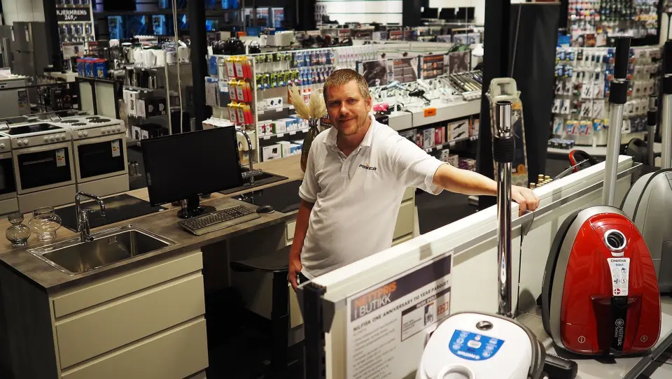 Trygve Natvik er avdelingsleder ved Power Seljord, som drives av Bø installasjon. I sommer åpnet de i nye lokaler på 450 kvadratmeter med ombrukt innredning fra Power Lade. Foto: Stian Sønsteng Trygve Natvik er avdelingsleder ved Power Seljord, som drives av Bø installasjon. I sommer åpnet de i nye lokaler på 450 kvadratmeter med ombrukt innredning fra Power Lade. Foto: Stian Sønsteng