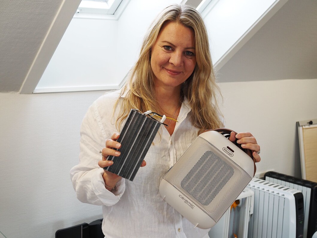 Linda Merete Handeland i Handeland PR med det keramiske varmeelementet som brukes i De’Longhis vifteovner, som i HFX30C18IW til 570 kroner. Foto: Stian Sønsteng. Linda Merete Handeland i Handeland PR med det keramiske varmeelementet som brukes i De’Longhis vifteovner, som i HFX30C18IW til 570 kroner. Foto: Stian Sønsteng.