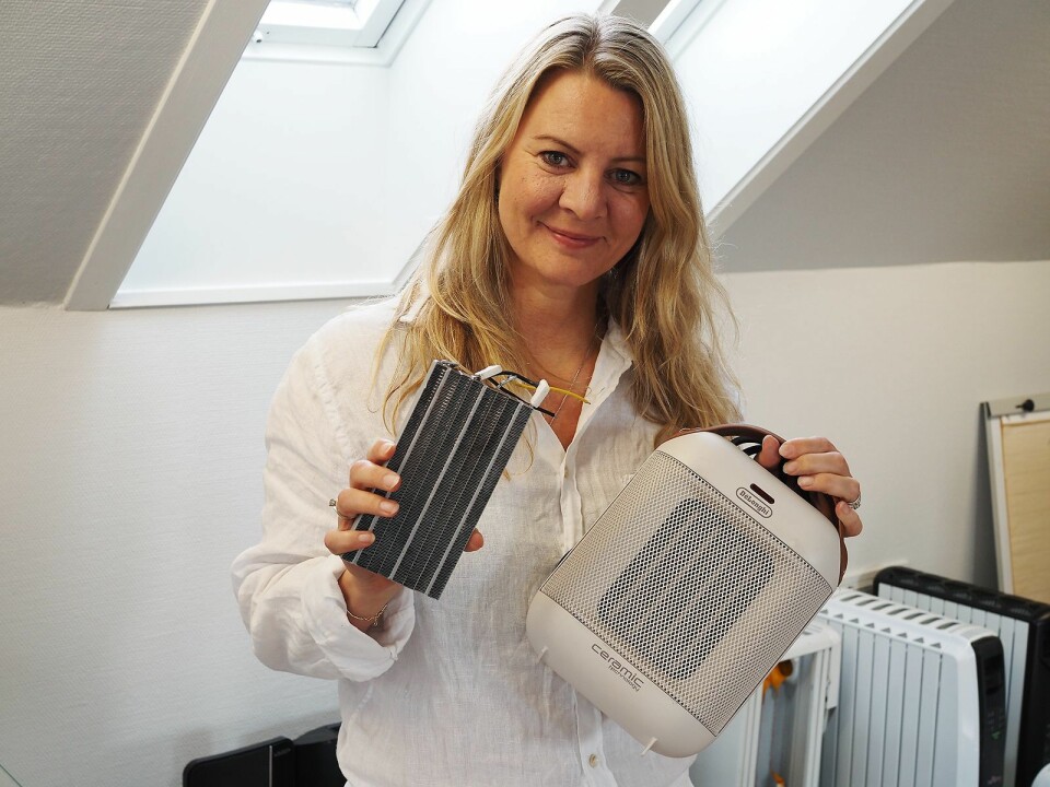 Linda Merete Handeland i Handeland PR med det keramiske varmeelementet som brukes i De’Longhis vifteovner, som i HFX30C18IW til 570 kroner. Foto: Stian Sønsteng.
