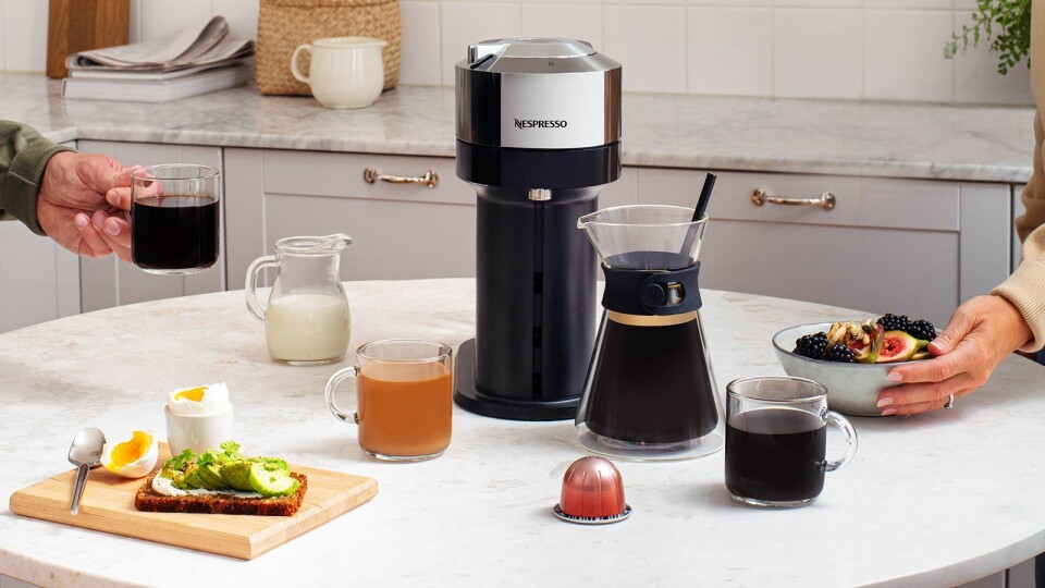 Vertuo Next er den første Nespresso-maskinen som gjør det mulig å brygge en kanne kaffe fra en og samme kaffekapsel. Foto: Nespresso