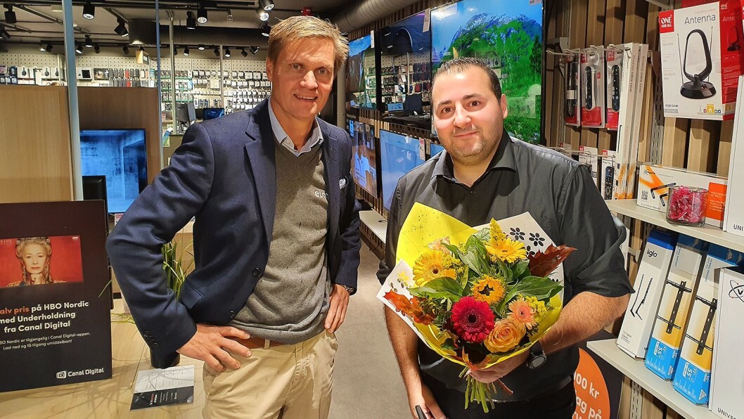 Kjedesjef Asle Bjerkebakke (t. v.) i Elon sammen med butikksjef og medeier Fadi Kahttab ved Elon Eidsvoll på åpningsdagen 24. september. Foto: Elon Kjedesjef Asle Bjerkebakke (t. v.) i Elon sammen med butikksjef og medeier Fadi Kahttab ved Elon Eidsvoll på åpningsdagen 24. september. Foto: Elon