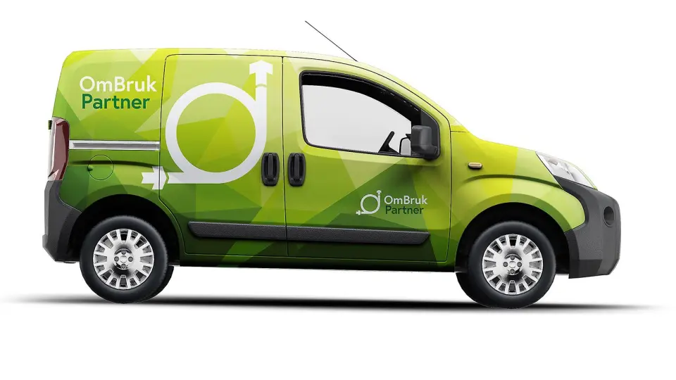 Den rykende ferske ombruks-logoen, utviklet i regi av Stiftelsen Elektronikkbransjen, kan brukes i flere varianter, som her på en servicebil. Illustrasjon: Sterk Kommunikasjon Den rykende ferske ombruks-logoen, utviklet i regi av Stiftelsen Elektronikkbransjen, kan brukes i flere varianter, som her på en servicebil. Illustrasjon: Sterk Kommunikasjon