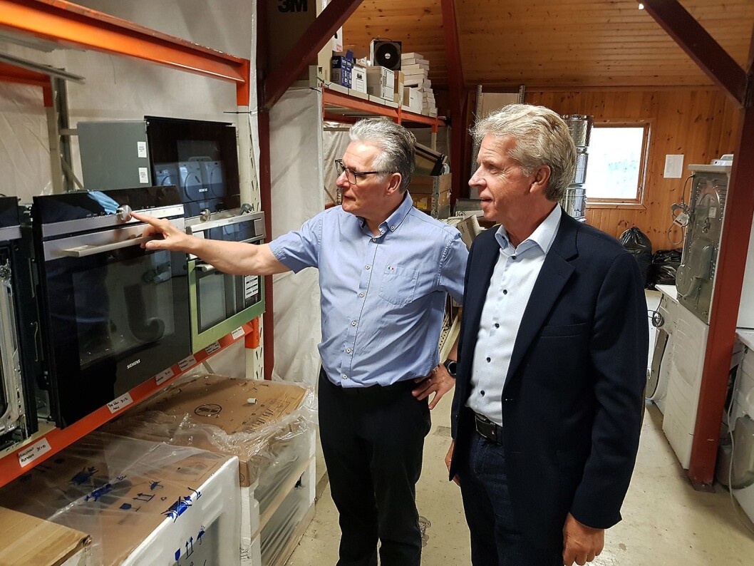 Prosjektleder Pål Haugen (t. h.) får demonstrert en ombruksovn av Tommy Paulsen i Norsk Ombruk AS. Foto: Jan Røsholm. Prosjektleder Pål Haugen (t. h.) får demonstrert en ombruksovn av Tommy Paulsen i Norsk Ombruk AS. Foto: Jan Røsholm.