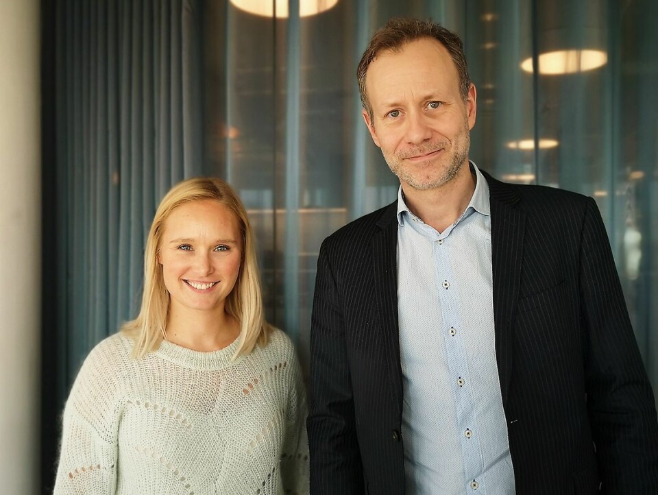 Norsk salgssjef Cedric Guttormsen, her avbildet sammen med Line Holm Hansen, nordisk PR-ansvarlig i Sony Nordic under lanseringen av Xperia 1 II, har stor tro på et kompakt mobildesign. Foto: Marte Ottemo.