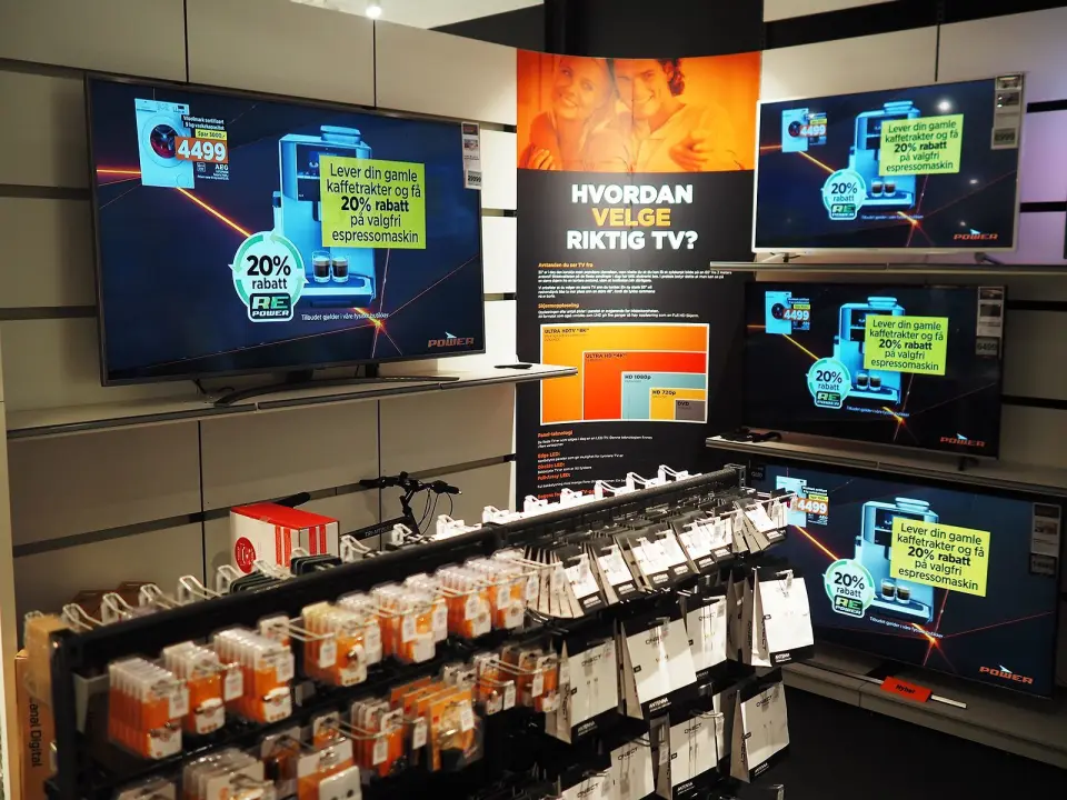 I TV-avdelingen vises også en 82-tommer. – Denne gjør det enklere for kundene å velge en mindre, men fortsatt litt større TV, sier avdelingsleder Trygve Natvik ved Power Seljord. Foto: Stian Sønsteng. I TV-avdelingen vises også en 82-tommer. – Denne gjør det enklere for kundene å velge en mindre, men fortsatt litt større TV, sier avdelingsleder Trygve Natvik ved Power Seljord. Foto: Stian Sønsteng.