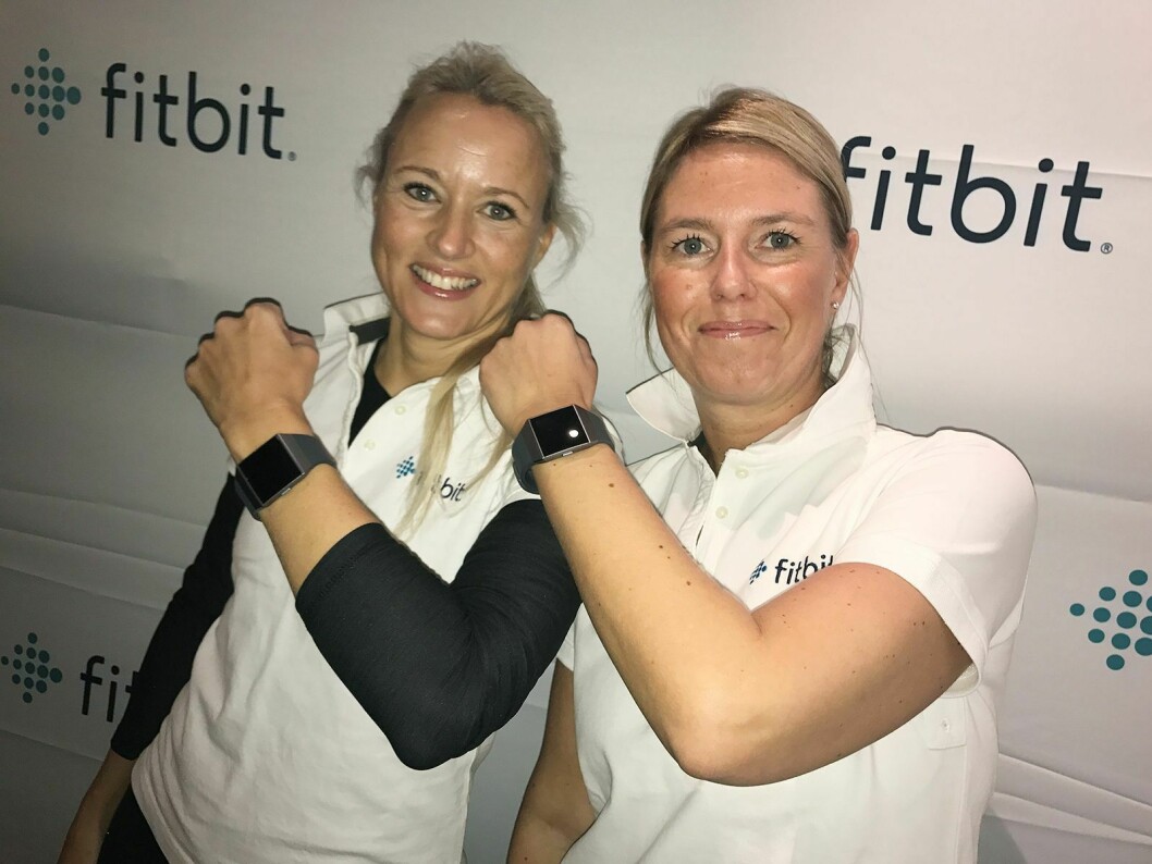 Lina Kjällström (t.h), senior markedssjef for Fitbit Nordic, ved en tidligere Fitbit-lansering sammen med Christina Hovde Olsen, nordisk salgsansvarlig i Fitbit. Foto: Fitbit.