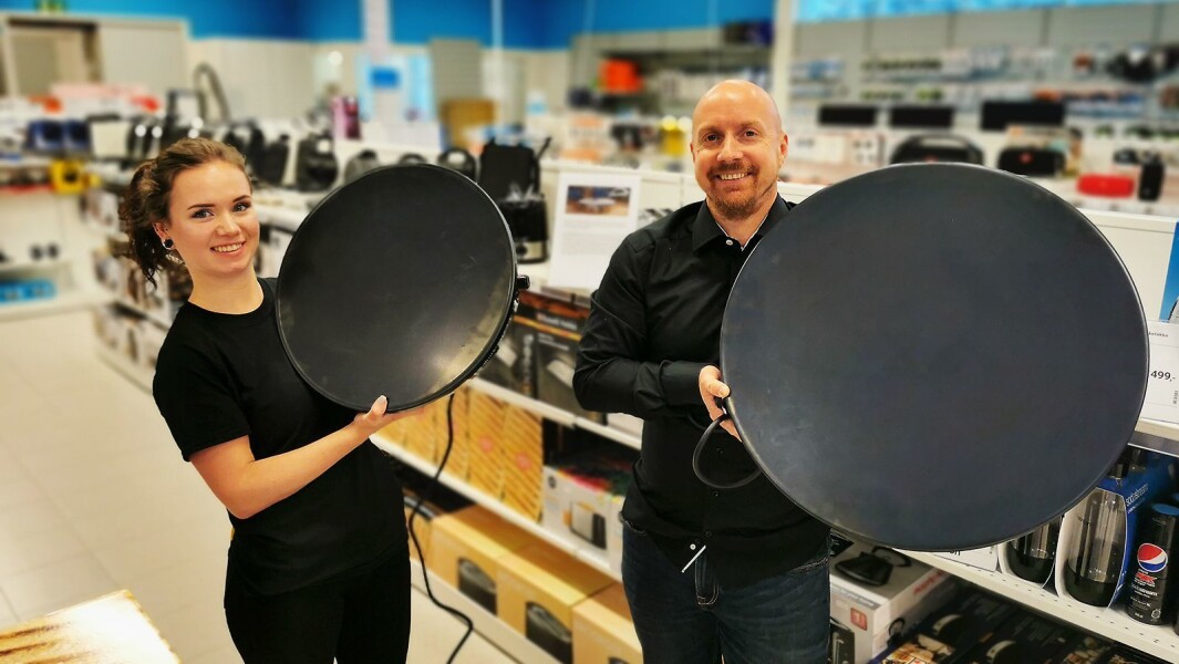 Jørn Åge Mjøs og Karoline Nødland Gilje ved Elon Ålgård på Jæren med Meteors steketakker på 60 og 46 cm. Foto: Stian Sønsteng Jørn Åge Mjøs og Karoline Nødland Gilje ved Elon Ålgård på Jæren med Meteors steketakker på 60 og 46 cm. Foto: Stian Sønsteng
