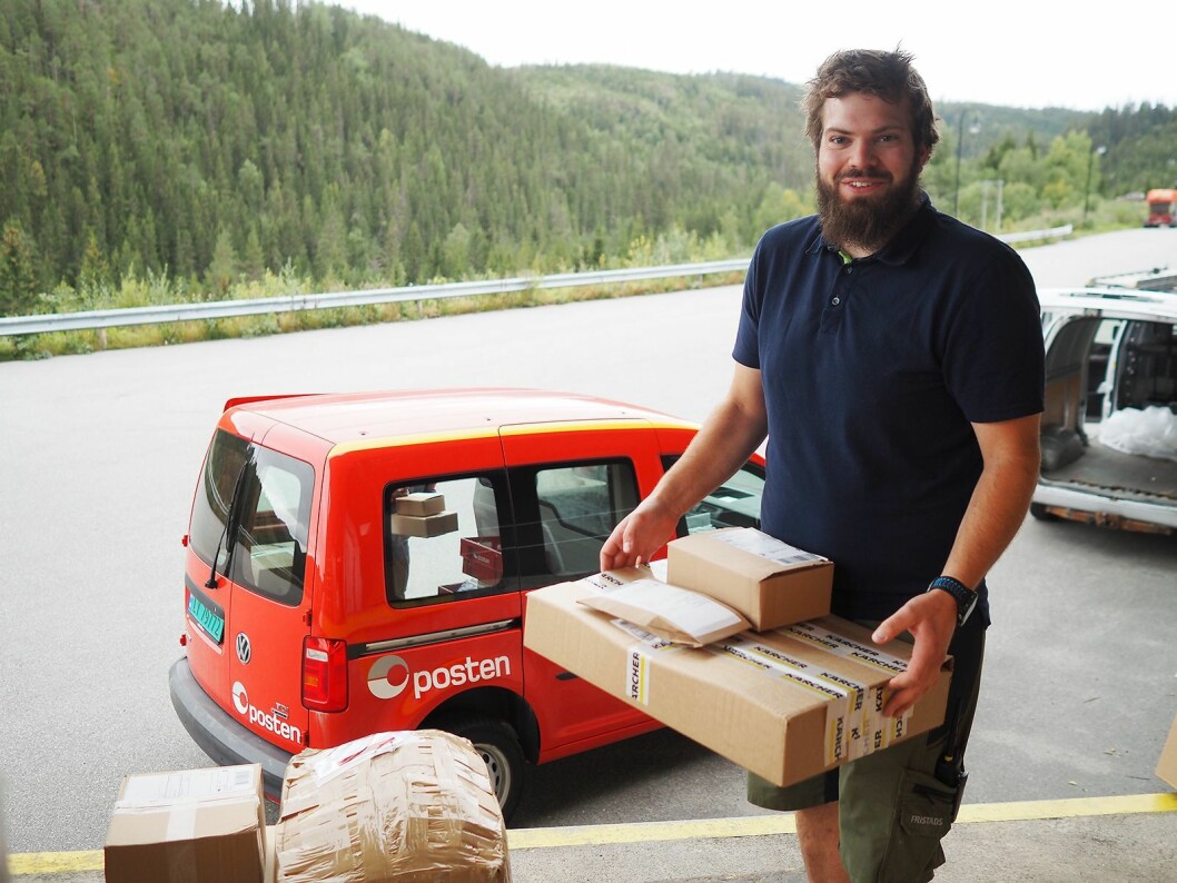 Asle Fjellestad er assisterende varehussjef ved Elkjøp Vinje, og tar imot post på en av lasterampene. Foto: Stian Sønsteng.