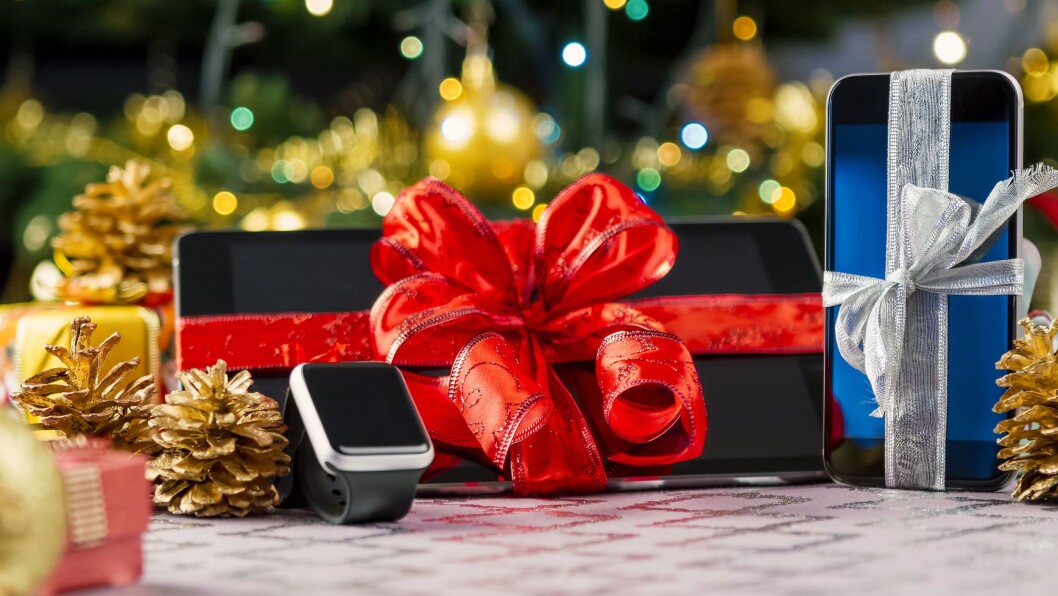 Smartklokker og andre dingser er svært velkomne under årets juletre. Foto: manaemedia/iStockPhoto Smartklokker og andre dingser er svært velkomne under årets juletre. Foto: manaemedia/iStockPhoto