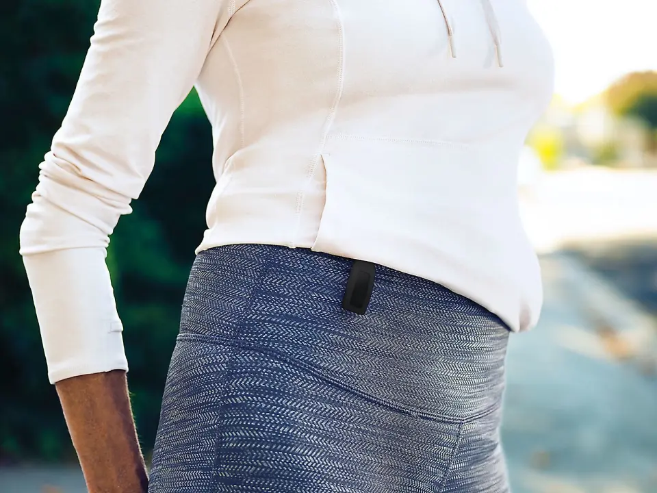 Inspire kan også klipses på klærne om du kun vil telle skritt og ikke måle puls. Foto: Fitbit. Inspire kan også klipses på klærne om du kun vil telle skritt og ikke måle puls. Foto: Fitbit.