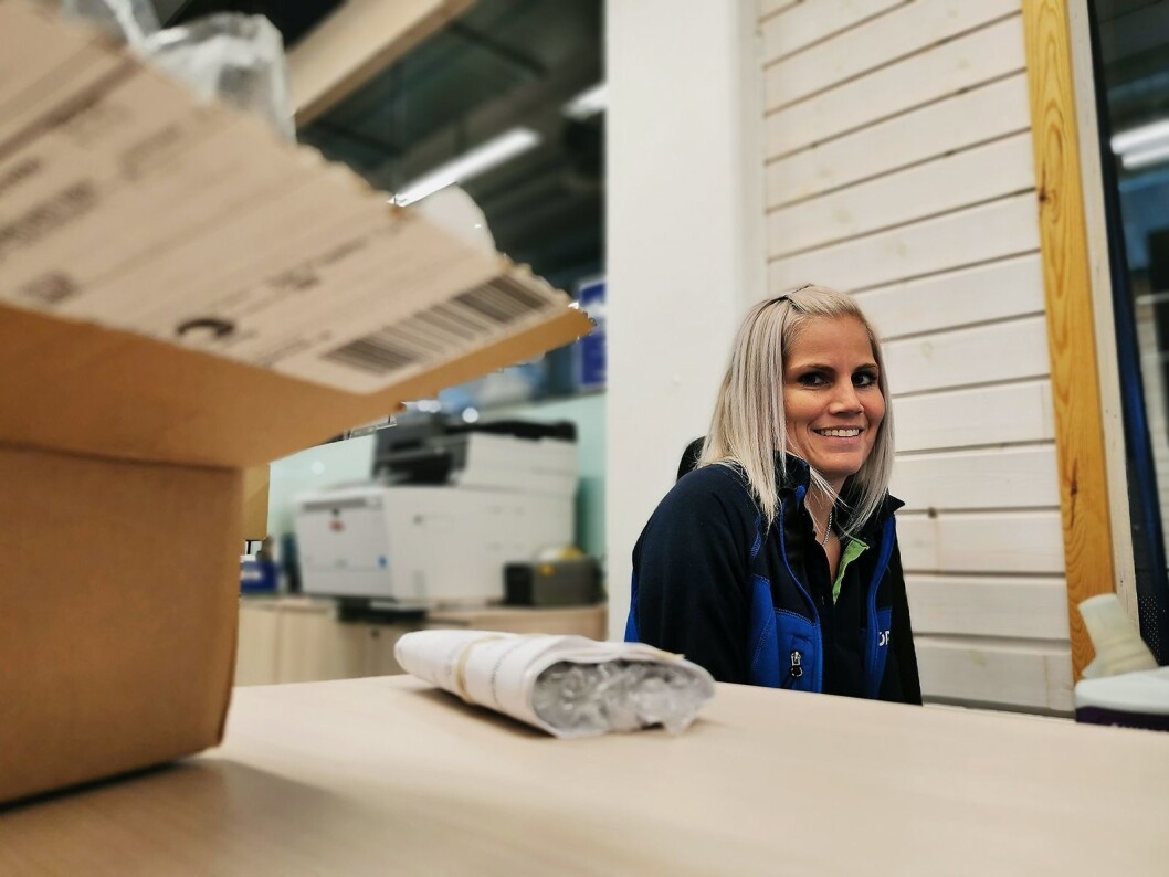 Gry Jeanette Hustveit er serviceansvarlig og selger ved Elkjøp Vinje. Foto: Stian Sønsteng. Gry Jeanette Hustveit er serviceansvarlig og selger ved Elkjøp Vinje. Foto: Stian Sønsteng.