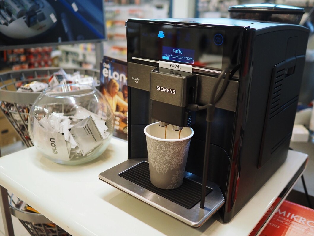 Ved inngangen til Elon Ålgård er det alltid kaffe tilgjengelig for kundene. Foto: Stian Sønsteng. Ved inngangen til Elon Ålgård er det alltid kaffe tilgjengelig for kundene. Foto: Stian Sønsteng.
