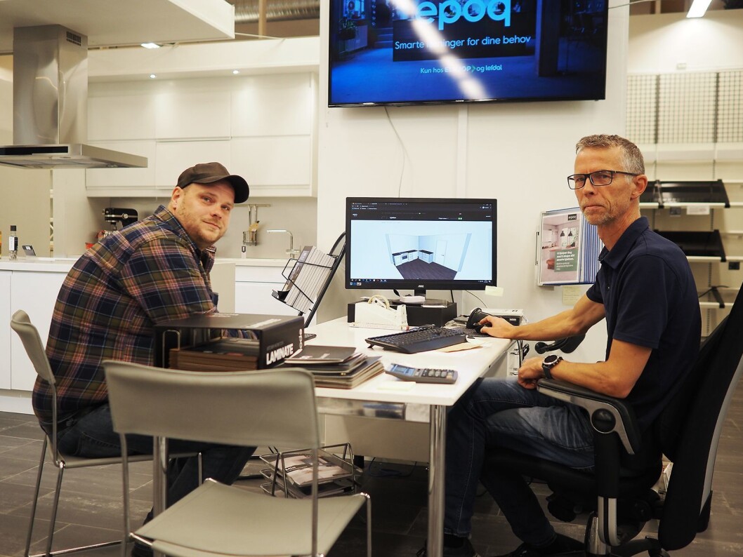 Asle Lofthus (t. h.) hjelper Christian Larsen med å tegne et nytt Epoq-kjøkken. Foto: Stian Sønsteng. Asle Lofthus (t. h.) hjelper Christian Larsen med å tegne et nytt Epoq-kjøkken. Foto: Stian Sønsteng.