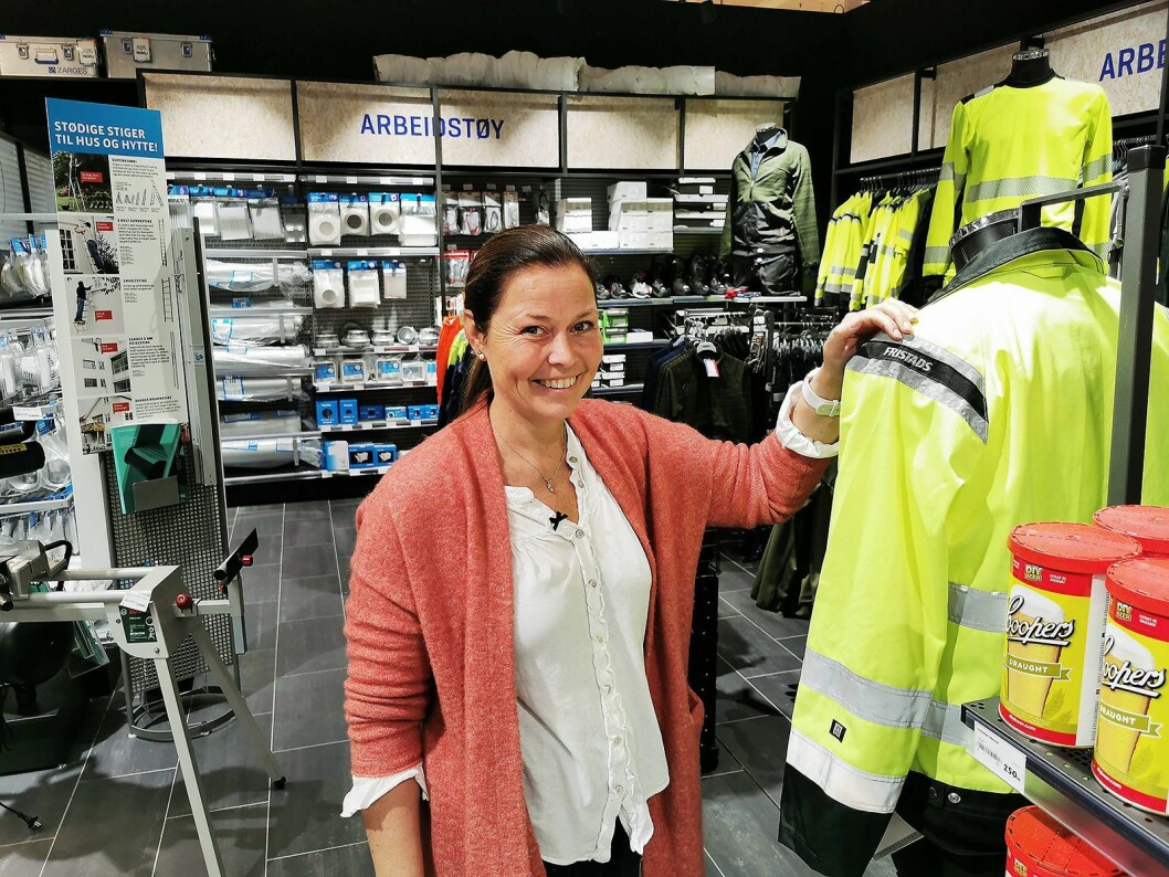 Marianne Tveito Damberg eier halvparten av driftselskapet Fristadsenteret AS og er regnskapssjef. Her viser hun arbeidsklær fra Fristads, som selges hos Jernia. Foto: Stian Sønsteng.