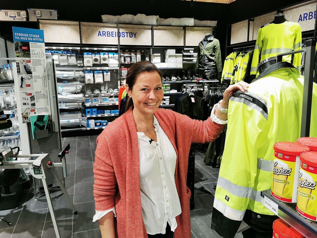 Marianne Tveito Damberg eier halvparten av driftselskapet Fristadsenteret AS og er regnskapssjef. Her viser hun arbeidsklær fra Fristads, som selges hos Jernia. Foto: Stian Sønsteng. Marianne Tveito Damberg eier halvparten av driftselskapet Fristadsenteret AS og er regnskapssjef. Her viser hun arbeidsklær fra Fristads, som selges hos Jernia. Foto: Stian Sønsteng.