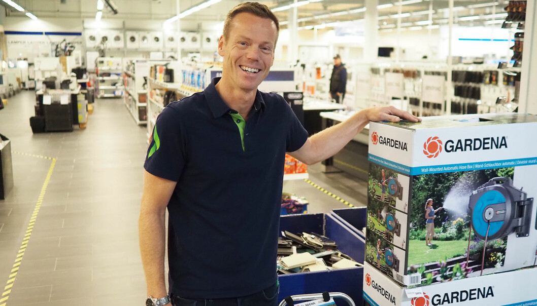 Fredrik Damberg selger hageslanger ved Jernia Vinje og forbrukerelektronikk i Elkjøp Vinje. Foto: Stian Sønsteng