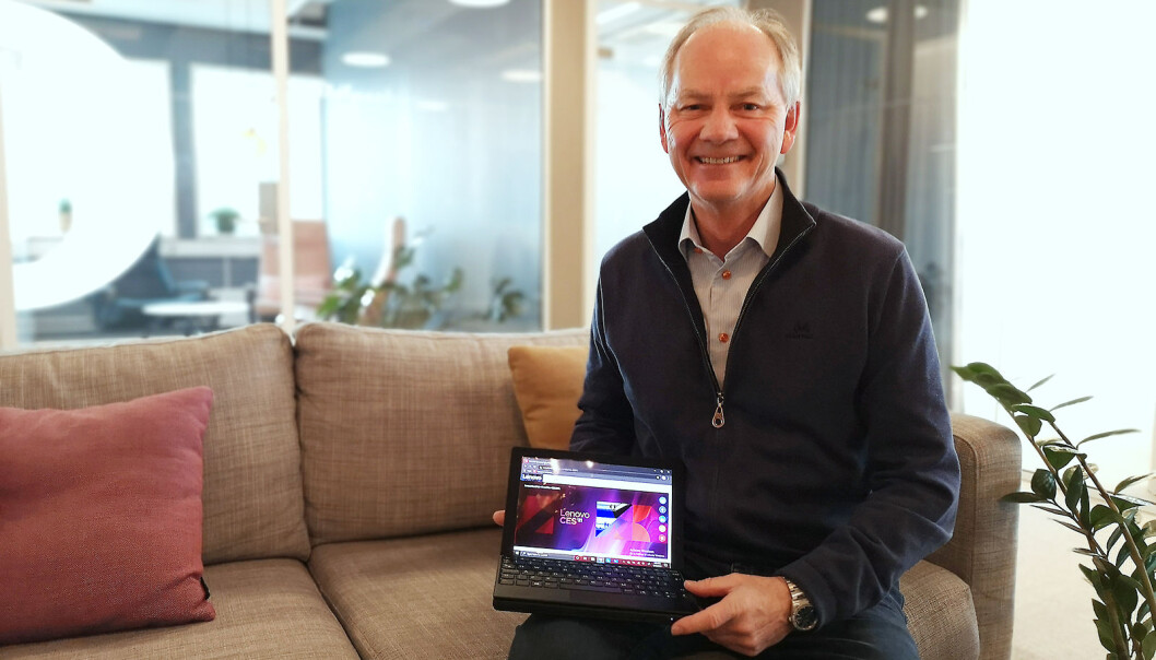 Morten Holsve Johansen, teknologiansvarlig i Lenovo Nordics viser fram den brettbare Thinkpad X1 Fold. Foto: Marte Ottemo Morten Holsve Johansen, teknologiansvarlig i Lenovo Nordics viser fram den brettbare Thinkpad X1 Fold. Foto: Marte Ottemo
