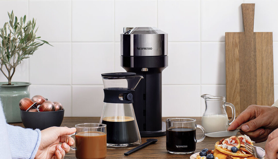 Nordmenn trenger kaffe på hjemmekontoret, og salget av kapselmaskiner øker. Foto: Nespresso