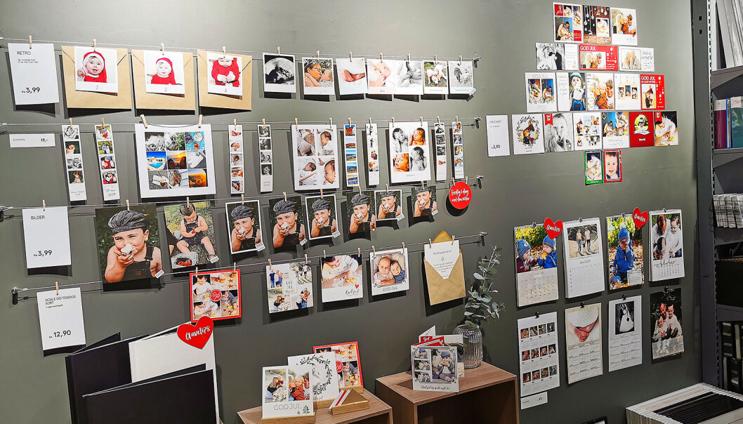 Fotobøker, kalendere med personlige bilder, jule- og konfirmasjonskort og vanlige stillbilder er alle populære produkter hos fotokjedene. Foto: Elite Foto Fotobøker, kalendere med personlige bilder, jule- og konfirmasjonskort og vanlige stillbilder er alle populære produkter hos fotokjedene. Foto: Elite Foto