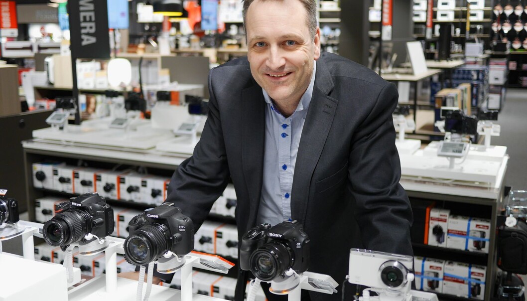 Administrerende direktør i Stiftelsen Elektronikkbransjen, Jan Røsholm, ser at kamerasalget fortsetter å falle i Norge. Foto: Stian Sønsteng Administrerende direktør i Stiftelsen Elektronikkbransjen, Jan Røsholm, ser at kamerasalget fortsetter å falle i Norge. Foto: Stian Sønsteng