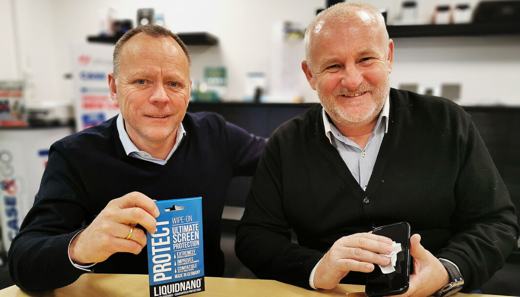 Tom Vedvik (t. v.) i TT Micro og Andy Middleton i LiquidNano tilbyr skjermbeskyttelse som påføres med en våtserviett med silisiumdioksid, kalt flytende glass, og dermed passer på alle mobiler og nettbrett. Foto: Stian Sønsteng Tom Vedvik (t. v.) i TT Micro og Andy Middleton i LiquidNano tilbyr skjermbeskyttelse som påføres med en våtserviett med silisiumdioksid, kalt flytende glass, og dermed passer på alle mobiler og nettbrett. Foto: Stian Sønsteng
