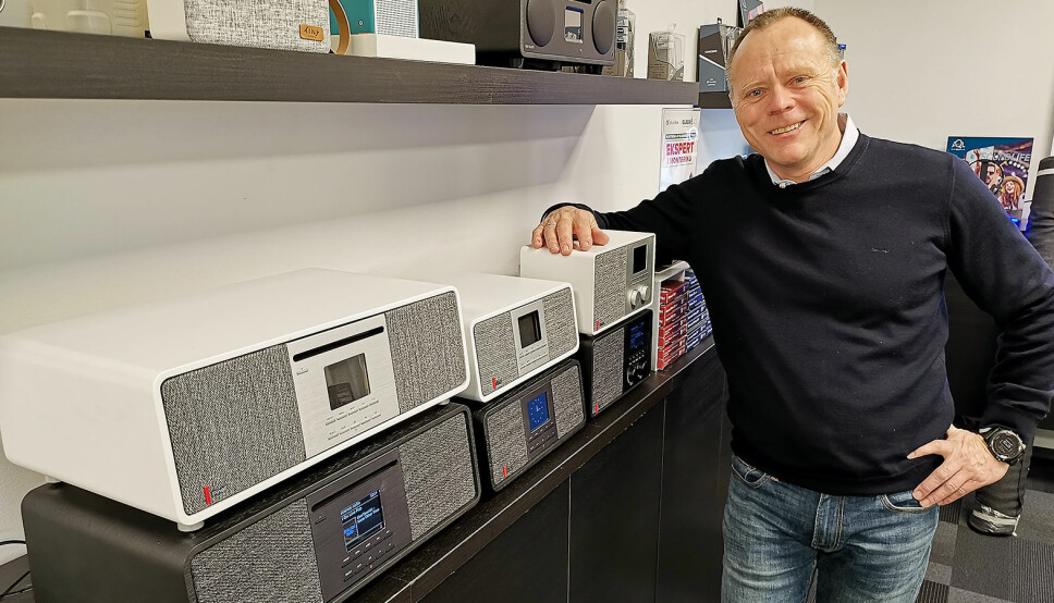 Tom Vedvik i TT Micro fotografert i 2019 med de tre Pinell Supersound-modellene 701, 501 og 301. Foto: Stian Sønsteng