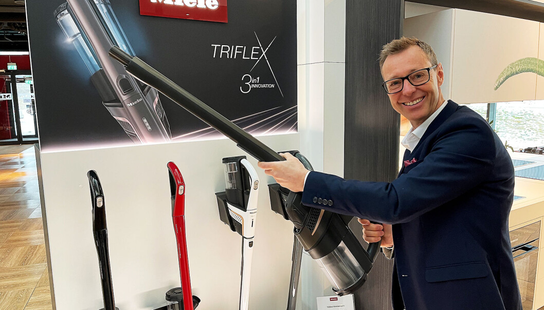 Espen Tho, salgsdirektør for hvitevarer i Miele, sier selskapet uavhengig av pandemien måtte utvide sin digitale skolering. Her er han med stavsugeren Triflex. Foto: Stian Sønsteng Espen Tho, salgsdirektør for hvitevarer i Miele, sier selskapet uavhengig av pandemien måtte utvide sin digitale skolering. Her er han med stavsugeren Triflex. Foto: Stian Sønsteng