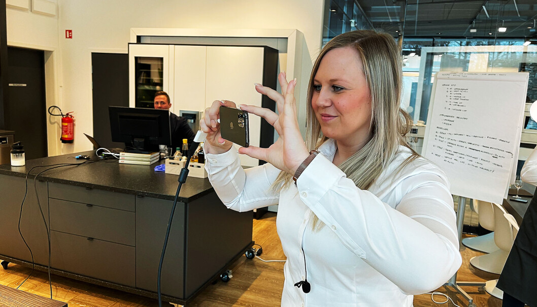 Under direktesendingen bytter de Miele-ansatte på å stå foran og bak kamera. Her filmer distriktssjef Jannicke Rinde kollegene på direkten. Foto: Stian Sønsteng Under direktesendingen bytter de Miele-ansatte på å stå foran og bak kamera. Her filmer distriktssjef Jannicke Rinde kollegene på direkten. Foto: Stian Sønsteng