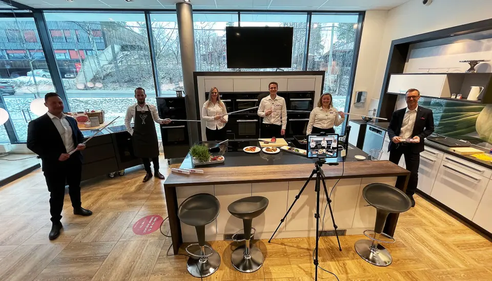 Under direktesendingen er Miele nøye på at meteren holdes. Fra venstre Alexander Wannoff, Kim Bjørnstad, Jannicke Rinde, Anders Bjørge, Christine F. Nilsen og Espen Tho. Foto: Stian Sønsteng Under direktesendingen er Miele nøye på at meteren holdes. Fra venstre Alexander Wannoff, Kim Bjørnstad, Jannicke Rinde, Anders Bjørge, Christine F. Nilsen og Espen Tho. Foto: Stian Sønsteng