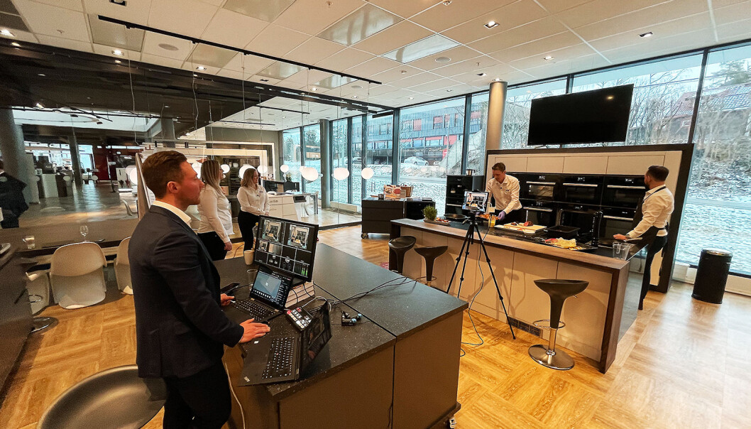 Konsentrasjonen er på topp i elektrolaget når de sender direkte til 270 Elkjøp-ansatte. Foto: Stian Sønsteng Konsentrasjonen er på topp i elektrolaget når de sender direkte til 270 Elkjøp-ansatte. Foto: Stian Sønsteng