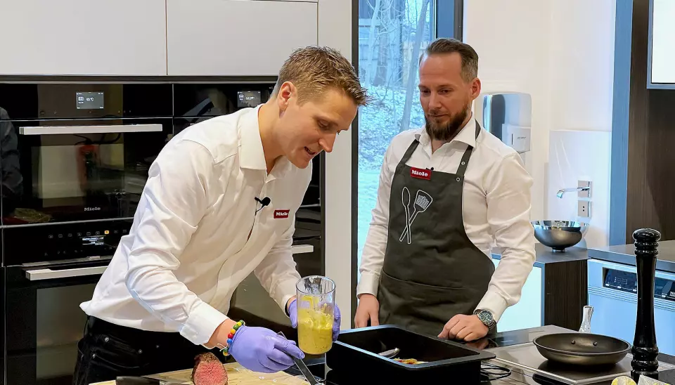 Distriktssjefene Anders Bjørge og Kim Bjørnstad lager mat på direkten. Foto: Stian Sønsteng