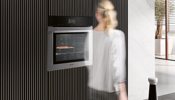 Med Touch display skal ovnen være like enkel å bruke som en smarttelefon. MotionReact-sensoren registrerer bevegelser, slik at ovnen kan skru seg på, skrur på lyset og bekrefte varseltoner uten at man tar på displayet. Pris: 39.300,- Med Touch display skal ovnen være like enkel å bruke som en smarttelefon. MotionReact-sensoren registrerer bevegelser, slik at ovnen kan skru seg på, skrur på lyset og bekrefte varseltoner uten at man tar på displayet. Pris: 39.300,-