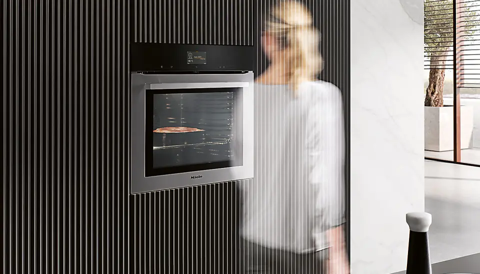 Med Touch display skal ovnen være like enkel å bruke som en smarttelefon. MotionReact-sensoren registrerer bevegelser, slik at ovnen kan skru seg på, skrur på lyset og bekrefte varseltoner uten at man tar på displayet. Pris: 39.300,- Med Touch display skal ovnen være like enkel å bruke som en smarttelefon. MotionReact-sensoren registrerer bevegelser, slik at ovnen kan skru seg på, skrur på lyset og bekrefte varseltoner uten at man tar på displayet. Pris: 39.300,-
