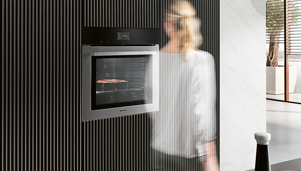 Med Touch display skal ovnen være like enkel å bruke som en smarttelefon. MotionReact-sensoren registrerer bevegelser, slik at ovnen kan skru seg på, skrur på lyset og bekrefte varseltoner uten at man tar på displayet. Pris: 39.300,-