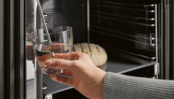 Steking med fuktighet skal gi gode resultater, med sprø stekeskorpe og et saftig indre, ifølge Miele like bra for baking som til steking av kjøtt. Vannet trekkes enkelt opp via sugerøret. Fra H 7164 BP. Steking med fuktighet skal gi gode resultater, med sprø stekeskorpe og et saftig indre, ifølge Miele like bra for baking som til steking av kjøtt. Vannet trekkes enkelt opp via sugerøret. Fra H 7164 BP.