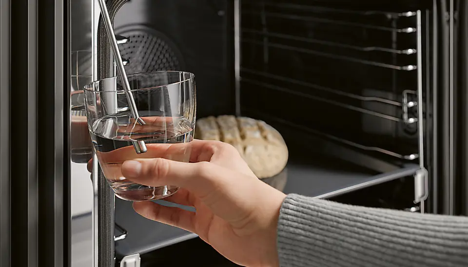 Steking med fuktighet skal gi gode resultater, med sprø stekeskorpe og et saftig indre, ifølge Miele like bra for baking som til steking av kjøtt. Vannet trekkes enkelt opp via sugerøret. Fra H 7164 BP. Steking med fuktighet skal gi gode resultater, med sprø stekeskorpe og et saftig indre, ifølge Miele like bra for baking som til steking av kjøtt. Vannet trekkes enkelt opp via sugerøret. Fra H 7164 BP.