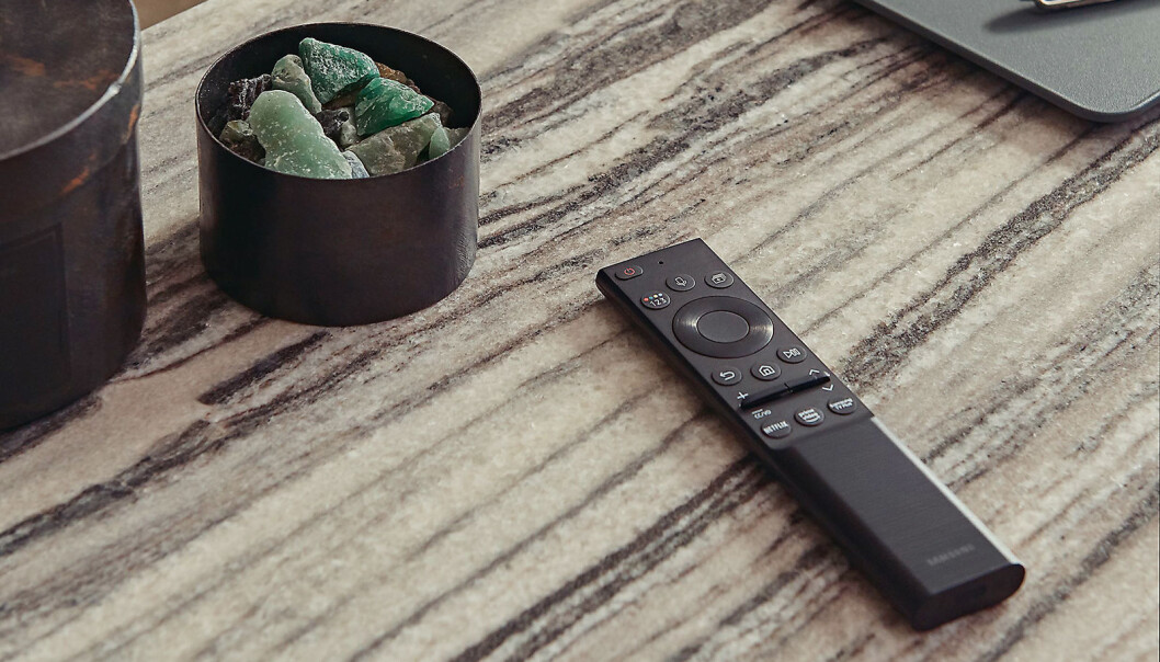 Fjernkontrollen til de nye modellene lades via lys eller USB, og Samsung mener det vil stoppe 99 millioner AAA-batterier å havne på fyllingen de neste sju årene. Foto: Samsung Fjernkontrollen til de nye modellene lades via lys eller USB, og Samsung mener det vil stoppe 99 millioner AAA-batterier å havne på fyllingen de neste sju årene. Foto: Samsung