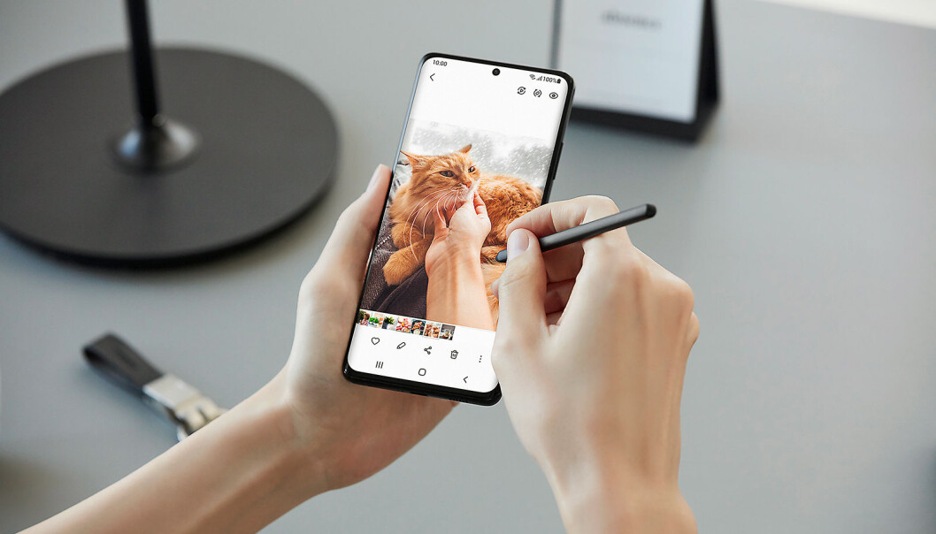 Galaxy S21 Ultra kommer med Samsungs S Pen, den første til Galaxy S-serien noen gang. Foto: Samsung Galaxy S21 Ultra kommer med Samsungs S Pen, den første til Galaxy S-serien noen gang. Foto: Samsung