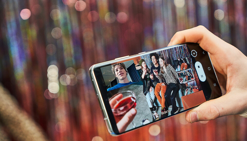 Med den nye Directors View kan brukere veksle kameralinse under videoopptak. I denne modusen finner man også Vlogger View, som gjør det mulig å filme med både bak- og frontkameraet samtidig. Foto: Samsung