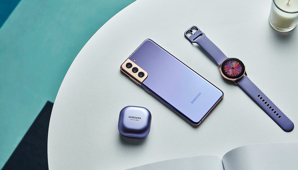 Den nye signaturfargen i S21-serien kalles “phantom violet”, her er S21+ sammen med nye Galaxy Buds Pro og Lifestyle Watch. Foto: Samsung