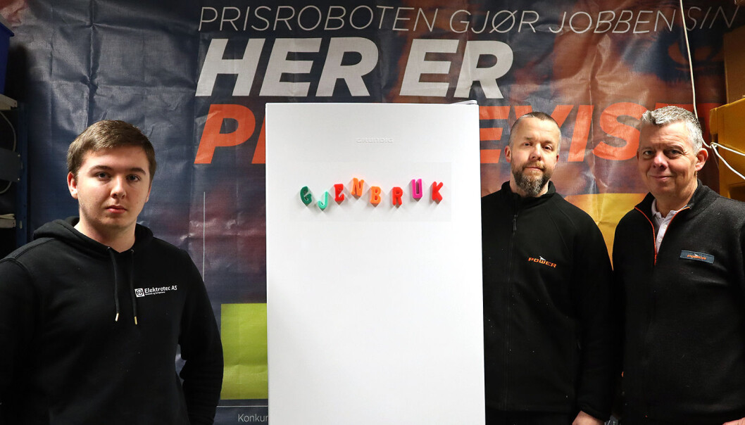Verkstedet Elektrotec henter jevnlig produkter for ombruk hos Power Bergen. Fra venstre Christoffer Andersen (service tekniker Elektrotec), Frank Sande (fagansvarlig Miljø) og Terje Magnusson (salgsleder hvitt/smått). Foto: Power Verkstedet Elektrotec henter jevnlig produkter for ombruk hos Power Bergen. Fra venstre Christoffer Andersen (service tekniker Elektrotec), Frank Sande (fagansvarlig Miljø) og Terje Magnusson (salgsleder hvitt/smått). Foto: Power